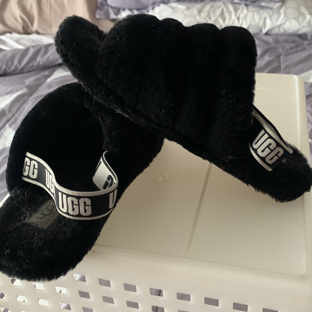 UGG SLIPPERS